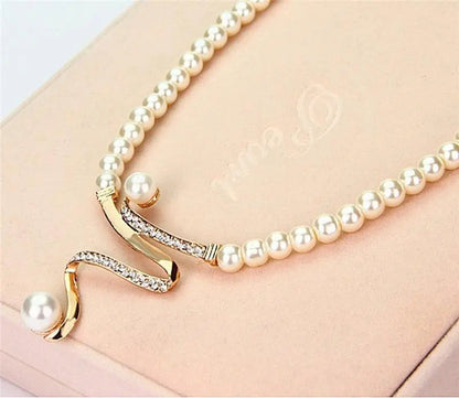 Ensemble collier et boucles d'oreilles avec perles naturelles