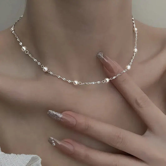 Collier élégant avec des perles lumineuses