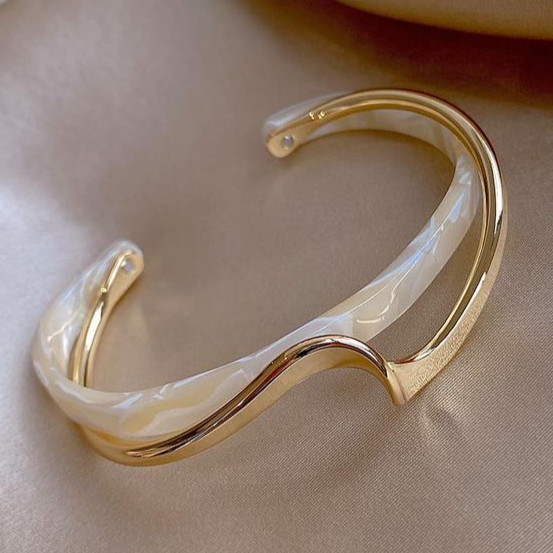 Adriana - Bracelet élégant avec opale blanche et plaquage or