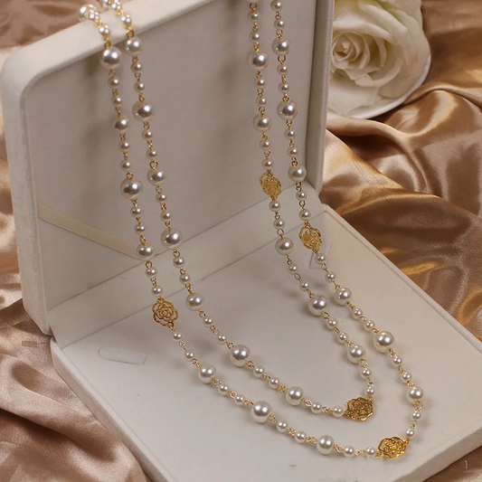 Collier élégant en or avec des perles