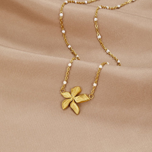 Collier Élégant avec Fleur en Or